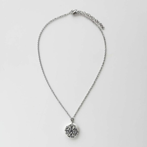 Vintage 90s style victorian gothic thorns silver circle pendant necklace - Picture 7 of 9